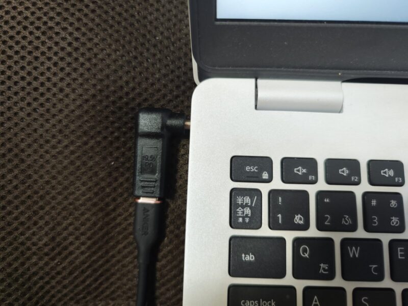 パソコンにUSB PDトリガーが刺さっている様子